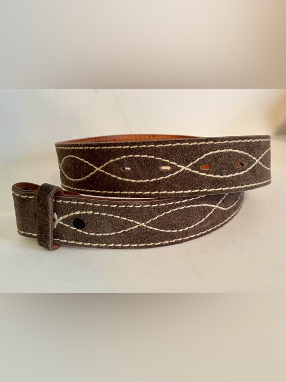 Vintage Women’s 28” stitched leather belt